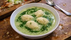 Vegane Kräutersuppe mit Grießklößchen – cremig, leuchtend grün und richtig sättigend