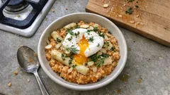 Zartweizen-Linsen-Risotto mit weißem Spargel – cremig aus einem Topf, mit pochiertem Ei