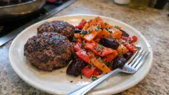 Saftige Frikadellen mit Ofengemüse: so gelingt das Blechgericht ganz entspannt