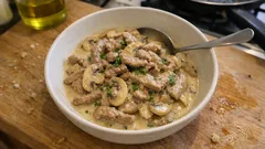 Zürcher Geschnetzeltes wie im Restaurant – cremige Weißwein-Rahm-Sauce mit Pilzen