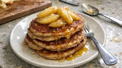Apfel-Honig-Pfannkuchen aus Dinkel: so werden sie locker und goldbraun im Ofen