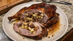 Gefüllte Weihnachtsgans im Bratschlauch – saftig, knusprig und mit Apfel-Maroni-Füllung