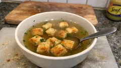 Klare Brühe mit Schöberl: die elegante Vorsuppe, die schnell gemacht ist