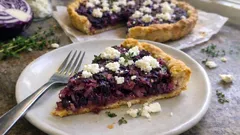 Rotkohltarte mit Ziegenfrischkäse: knuspriger Mürbeteig und cremiger Guss