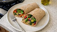 Reis-Tortilla-Wraps mit knackigem Gemüse – schnell gemacht und auch kalt noch lecker