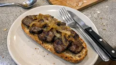 Putenleber mit Cognac-Zwiebeln und Röstbrot – Bistro-Vorspeise in 15 Minuten