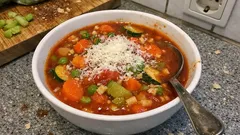 Italienische Tomaten-Gemüsesuppe in 20 Minuten – mit Parmesan und Oregano