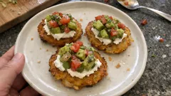 Knusprige Kartoffelrösti mit Ziegenkäse – dazu eine frische Kiwi-Avocado-Salsa