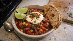 Chili sin Carne mit Sour Cream: würzig, sämig und ganz unkompliziert aus einem Topf