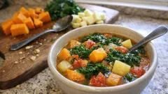 Kürbissuppe mit Grünkohl – rustikal gestampft und in einem Topf ganz einfach gekocht