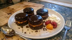 Mini-Schokokuchen mit Aprikosenfüllung – saftig, nussig und mit glänzendem Guss