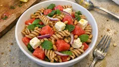 Pastasalat mit Wassermelone & Feta – sommerlich, leicht und in 20 Minuten fertig