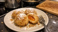 Marillenknödel mit Quarkteig: saftig, einfach geformt und in Vanille-Butterbröseln