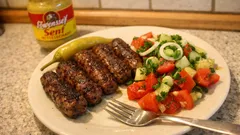 Saftige Cevapcici wie vom Grillstand – mit frischem Tomaten-Gurken-Teller