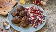 Saftige Kalbsfrikadellen mit Krautsalat – Joghurt-Honig-Dressing und Granatapfel