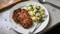 Knuspriges Schweineschnitzel mit cremigem Blumenkohl-Kartoffelgemüse – so gelingt’s sicher