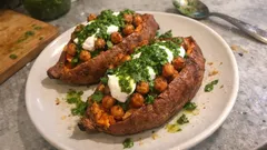 Gefüllte Süßkartoffeln aus dem Ofen – mit knusprigen Kichererbsen & Koriander-Pesto