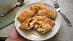 Knusprige Pizzataschen mit Ricotta & Mozzarella – so bleiben sie innen schön saftig