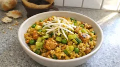 Curryreis mit Hähnchen und Gemüse – so wird der Reis in der Pfanne schön körnig