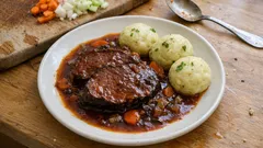 Boeuf à la Mode: Rinderschmorbraten in Rotweinsoße, der im Ofen butterzart wird