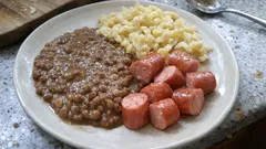 Linsen mit Spätzle und Wiener Würstchen – so gelingen sie sämig und herzhaft wie daheim