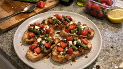 Spargel-Erdbeer-Bruschetta: schnell gemacht, schmeckt wie im Bistro