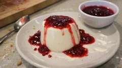 Panna Cotta mit Himbeersoße: cremig, laktosefrei und perfekt zum Vorbereiten