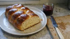 Klassischer Hefezopf wie vom Bäcker – mit Vorteig, Butter und Vanille