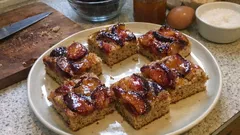 Saftiger Pflaumenkuchen vom Blech – Dinkel-Rührteig mit feinem Aprikosenglanz