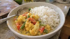 Blumenkohl-Curry mit Bohnen und Tomaten – cremig mit Joghurt, ganz ohne Sahne