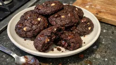 Schoko-Cookies mit Haselnüssen: so werden sie innen saftig und außen leicht knusprig