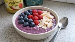 Lila Smoothie-Bowl mit Heidelbeeren: cremig, sättigend und schnell gemixt
