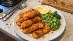 Fischstäbchen selbst gemacht – knusprig mit Mushy Peas, Minze und Zitrone