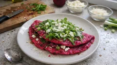 Rote-Bete-Omelett mit Rucola: schnell gemacht und schön saftig mit Feta & Parmesan
