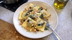 Ravioli mit Salbei-Nuss-Butter: so gelingt das feine Pasta-Dinner zu Hause