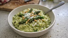 Cremiges Spargel-Risotto mit Parmesan und Pinienkernen – gelingt ganz unkompliziert