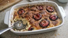 Reisauflauf mit Zwetschgen: cremiger Milchreis aus dem Ofen mit Zimt-Zucker-Kruste