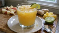 Pikanter Apfel-Ananas-Saft mit Ingwer und Limette – schnell entsaftet, schön frisch