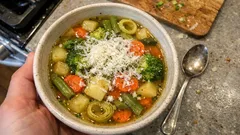 Bunte Gemüsesuppe mit Parmesan: schnell gekocht und herrlich herzhaft