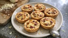 Mini-Quiche Lorraine wie im Bistro: knuspriger Mürbeteig, cremiger Sahneguss