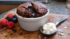 Schokosoufflé aus dem Ofen: außen zart, innen schokoladig – mit Mandeln & Kaffee