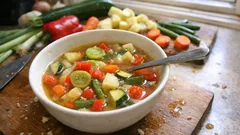 Bunte Gemüsesuppe mit Kartoffeln – herzhaft, vegan und schnell auf dem Tisch