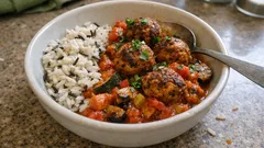 Vegane Kichererbsen-Hackbällchen in tomatiger Gemüsesauce – dazu Reis