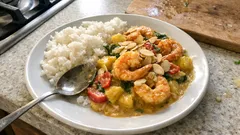 Garnelencurry mit Ananas und Gemüse – cremig, fruchtig und in 30 Minuten auf dem Tisch