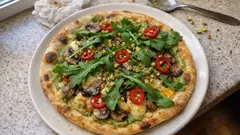 Scamorza-Pizza mit Avocado-Mascarpone, Pilzen und Pistazien – perfekt für den besonderen Pizzaabend
