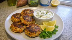 Fischfrikadellen mit Süßkartoffel: außen knusprig, innen saftig – mit Zitronen-Joghurt-Dip