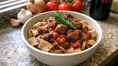 Lammragout mit Vollkorn-Pappardelle – butterzart geschmort in Tomaten-Rotwein-Sauce