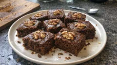 Saftige Lebkuchen vom Blech mit Walnüssen – ganz ohne Ausstechen