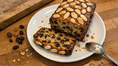 Saftiger Früchtekuchen mit Mandeln – Dinkelteig, Trockenfrüchte und feiner Zitrusduft