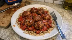 Hackbällchen in Tomatensauce aus dem Ofen – saftig, unkompliziert und perfekt zu Vollkornpasta